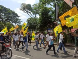 Demo Tolak Kenaikan Harga BBM, Mahasiswa “Longmarch” dari Universitas Jember ke DPRD